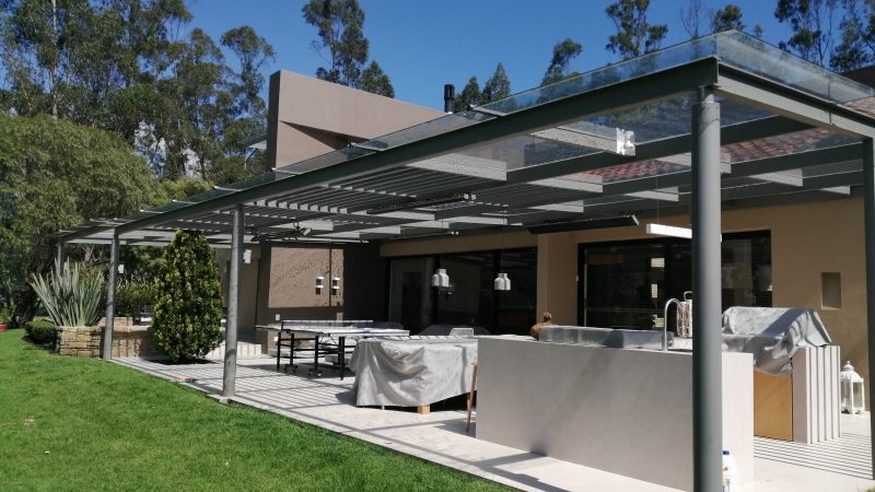 PERGOLA CASA PRADERA DE POTOSI - ESTRUCTURA METÁLICA  -VIDRIO TEMPLADO