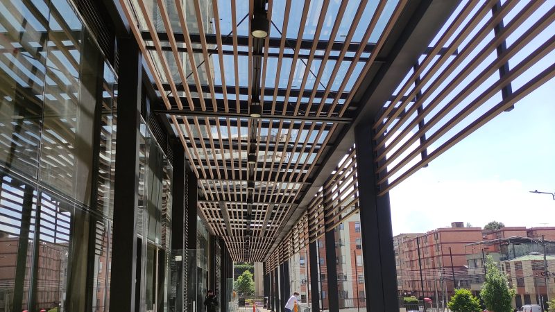 LOCALES EDIF. URBAN 165 - ESTRUTURA METÁLICA - VIDRIO TEMPLADO -WPC