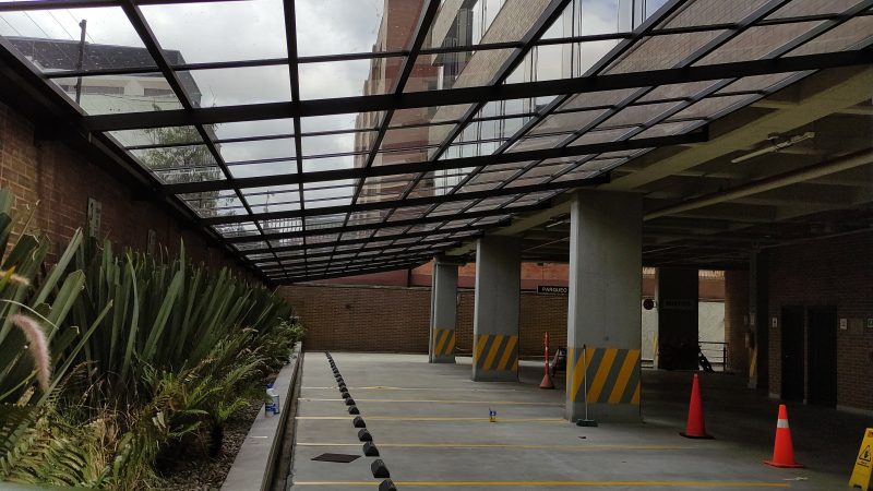 PARQUEADEROS EDIF. TORRE UNO - ESTRUCTURA METÁLICA - POLICARBONATO MACIZO 4MM