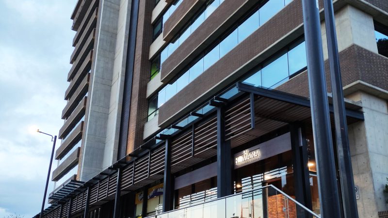 LOCALES EDIF. URBAN 165 - ESTRUTURA METÁLICA - VIDRIO TEMPLADO -WPC