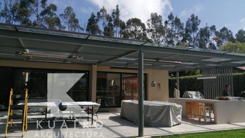 PERGOLA CASA PRADERA DE POTOSI - ESTRUCTURA METÁLICA  -VIDRIO TEMPLADO